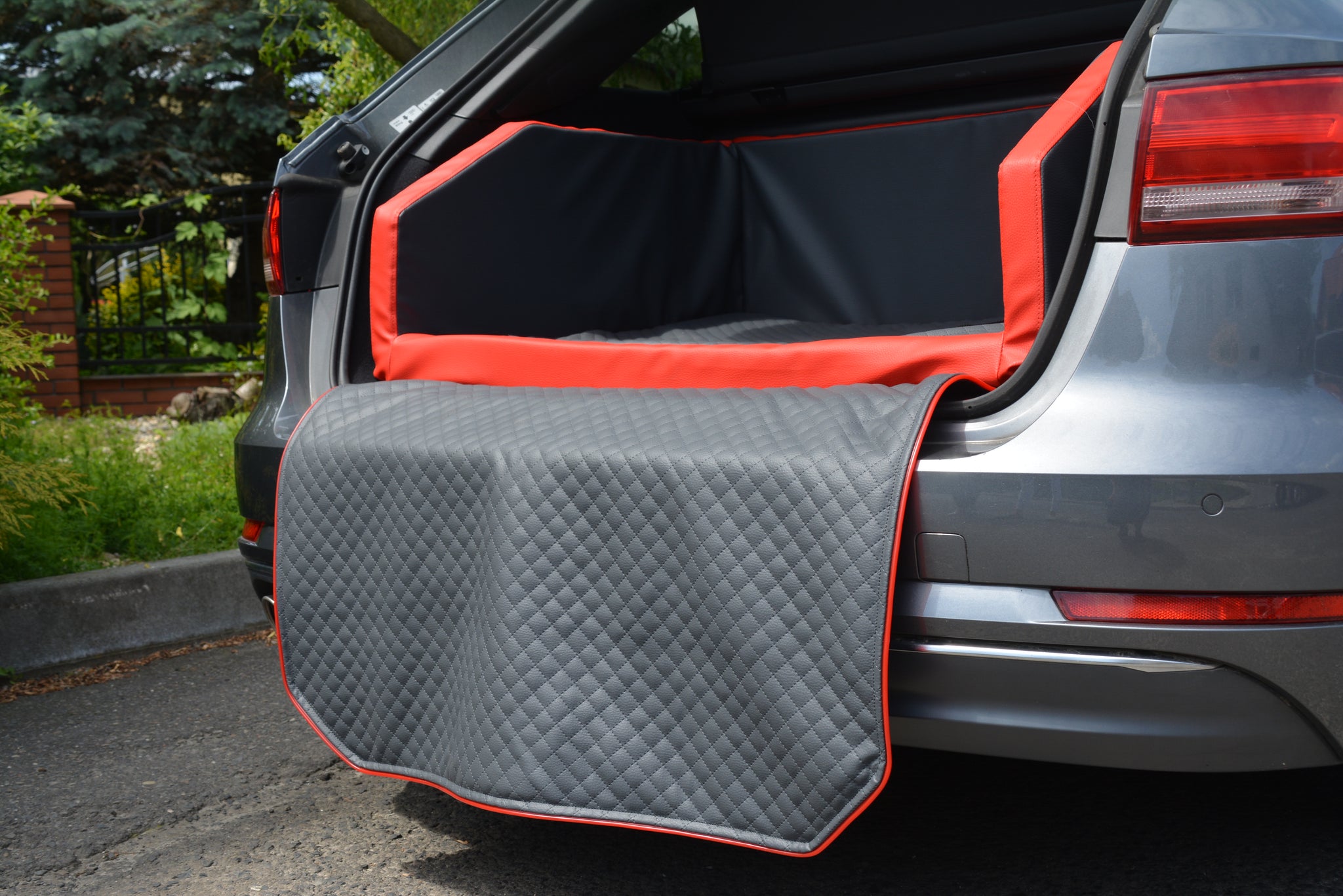 Autohundebett Dual für Kofferraum schwarz-weiß – Feine Pfote